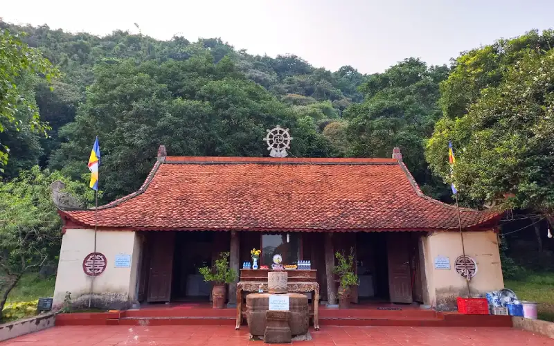 Toàn cảnh chính điện Chùa Am Các cổ kính
