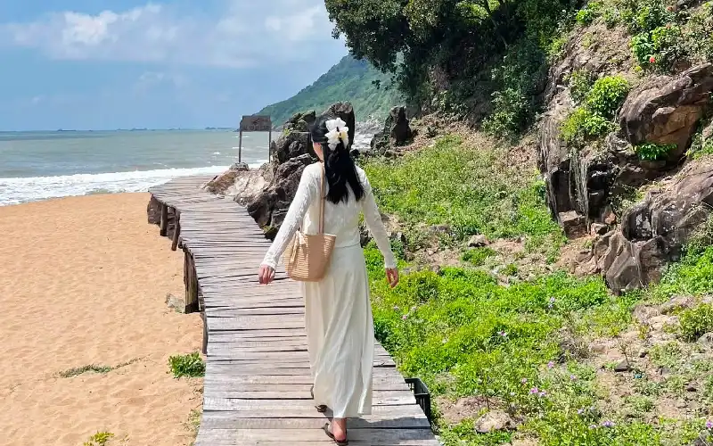 Đường cầu gỗ ven biển hoang sơ lãng mạn tại Bãi Đông Nghi Sơn Thanh Hóa góc check in nghỉ dưỡng sang trọng cao cấp