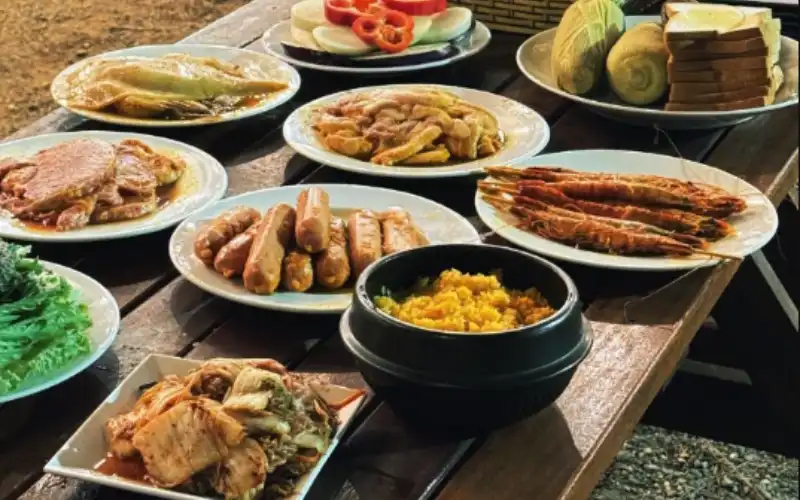 Bàn tiệc nướng BBQ cao cấp giữa rừng thông lộng gió tại resort sinh thái Hồ Hao Hao Nghi Sơn