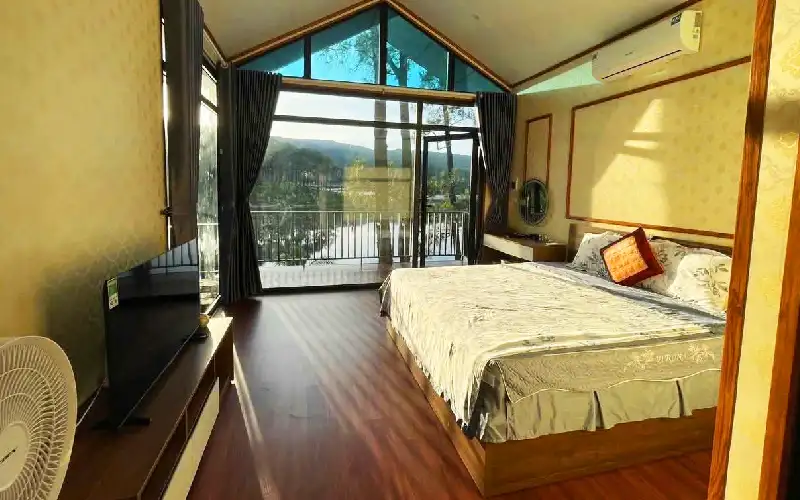 Phòng ngủ bungalow thiết kế mở vô cực hướng mặt nước tại villa nghỉ dưỡng cao cấp Hồ Hao Hao